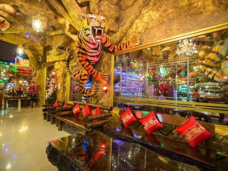 Tiger Complex By Eyg Hotel Patong Exterior foto
